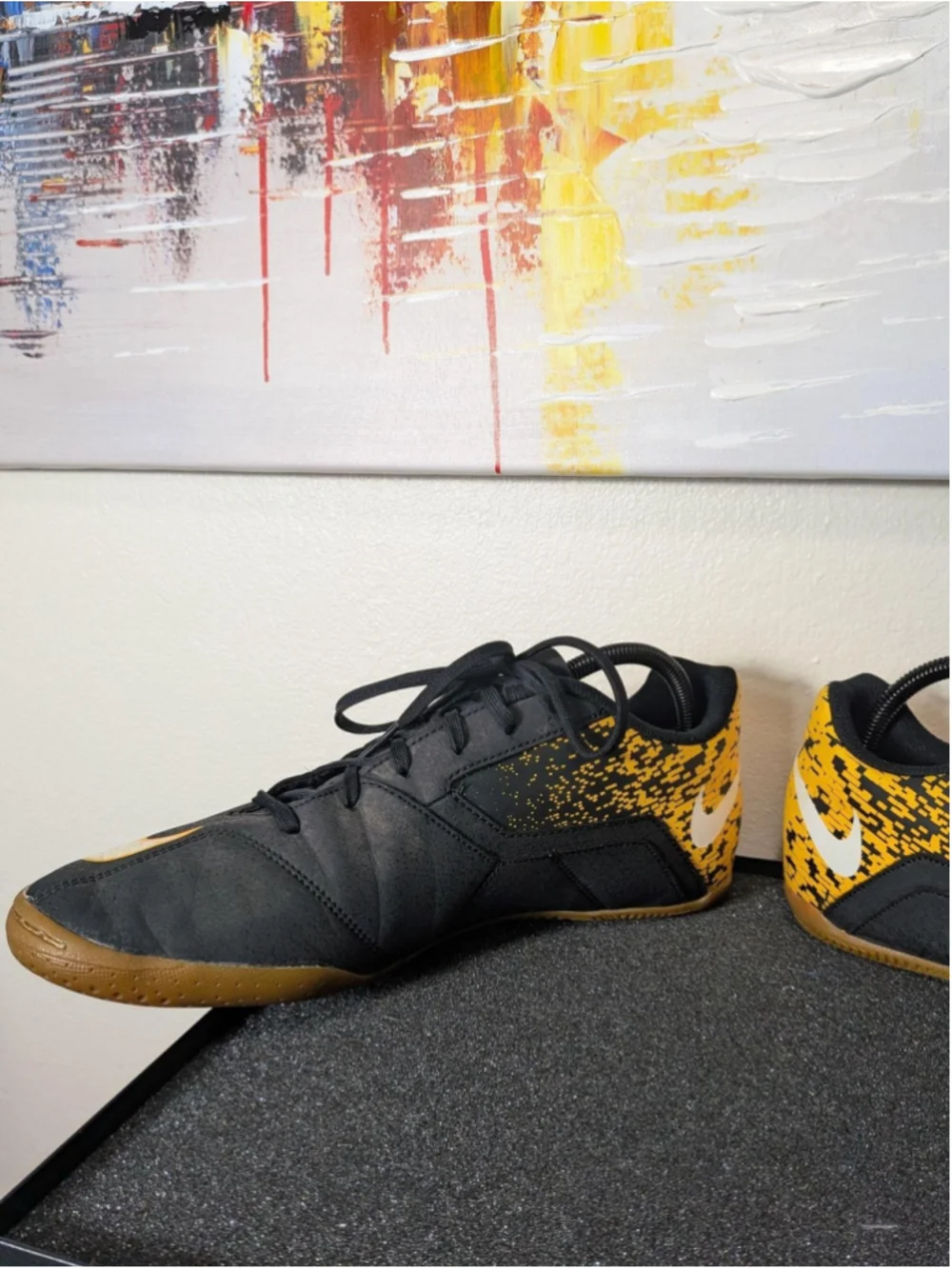 Nike Indoor Soccer Shoes Mens Size 10 Black Yellow Gum Sole Sneakers 573875-002
